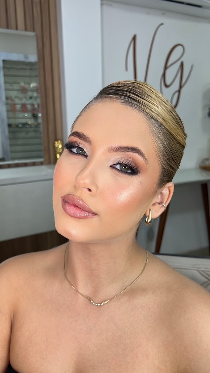 Maquiagem glam com coque elegante e pele iluminada