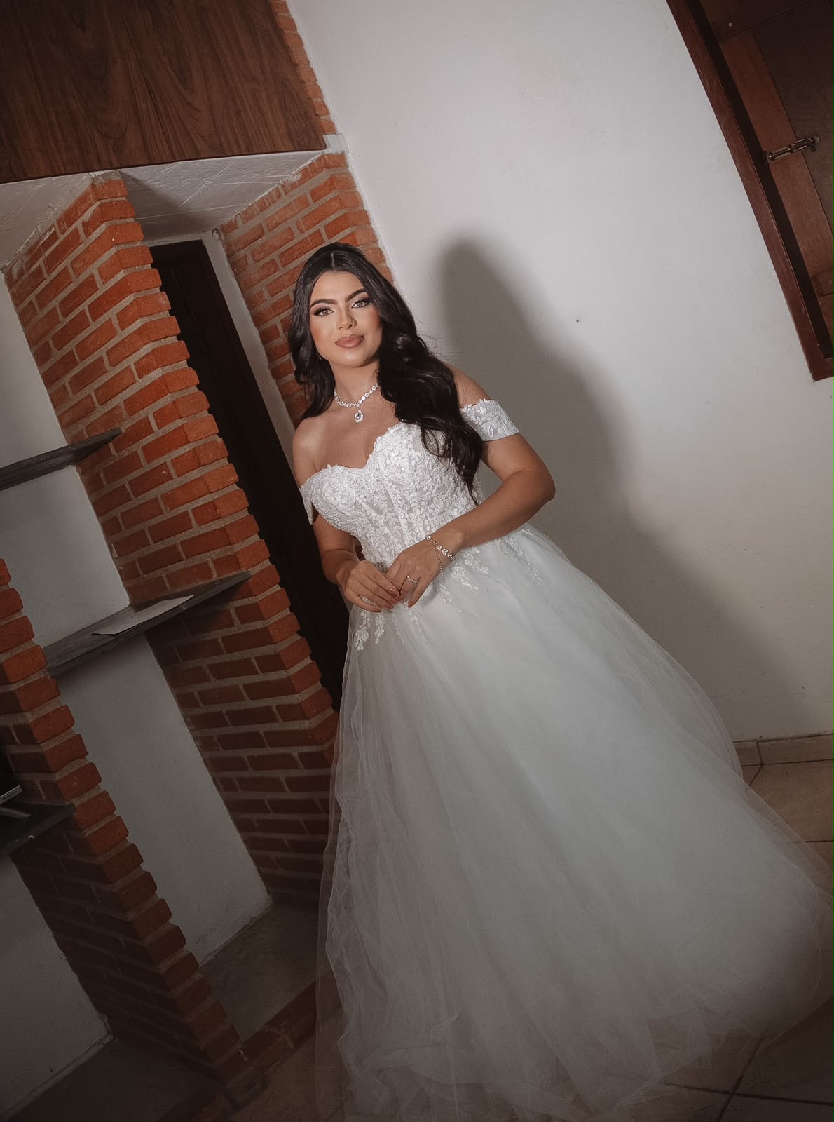 Noiva de corpo inteiro com vestido princesa