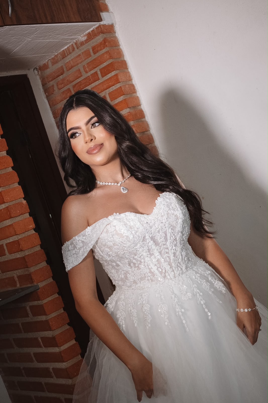 Noiva maquiada por Lorene Janine em ensaio, vestido princesa