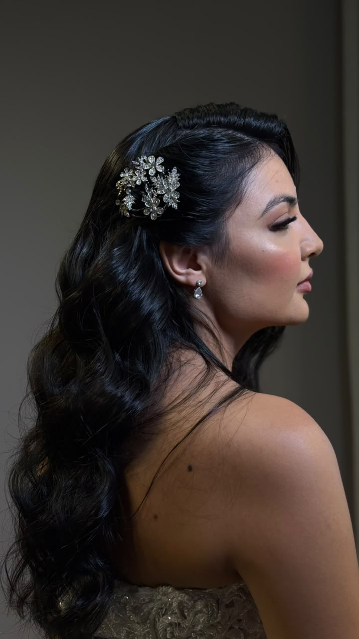 Perfil de noiva com presilha de flores e maquiagem impecável
