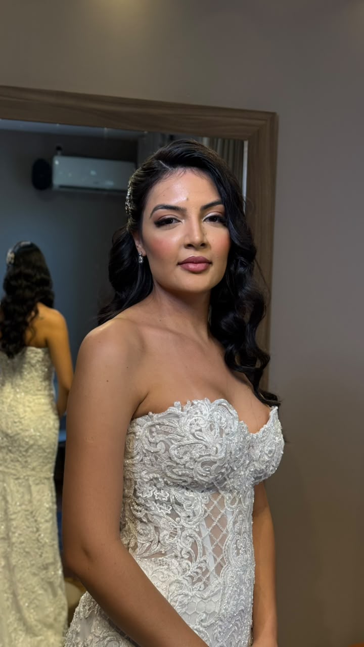 Noiva de vestido rendado olhando para a câmera