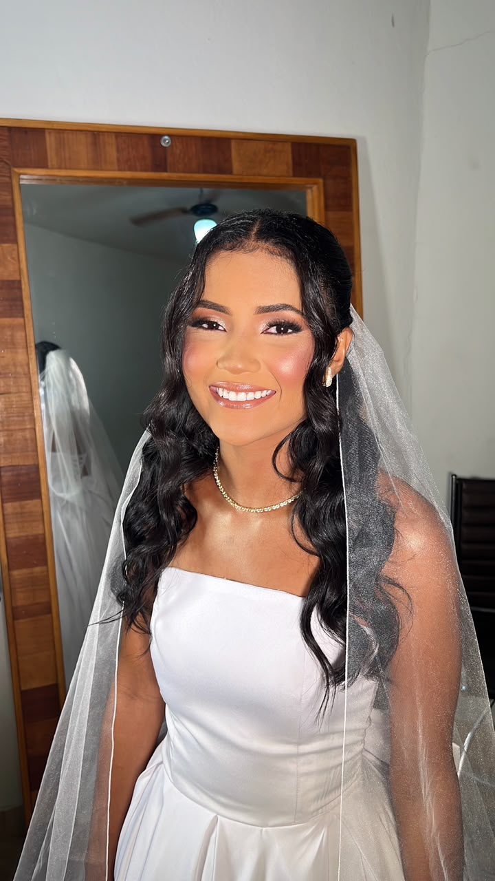 Noiva sorrindo com véu no dia do casamento