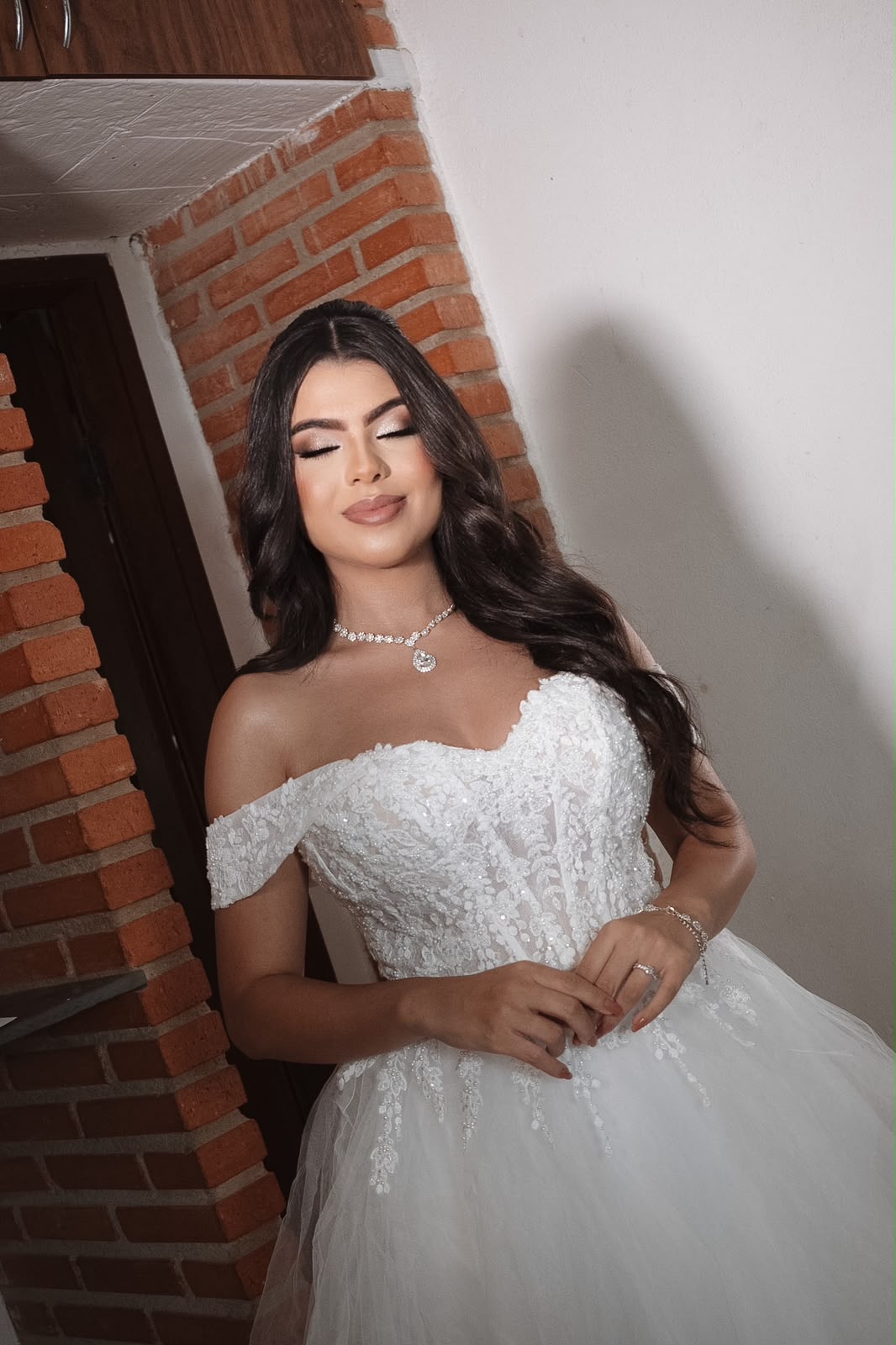 Noiva serena de olhos fechados com vestido rendado