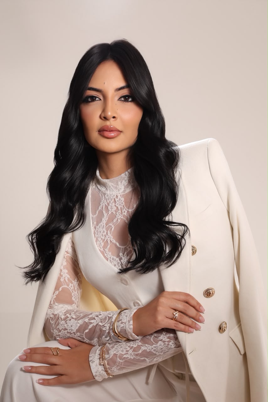 Lorene Janine de blazer branco, olhando para a câmera